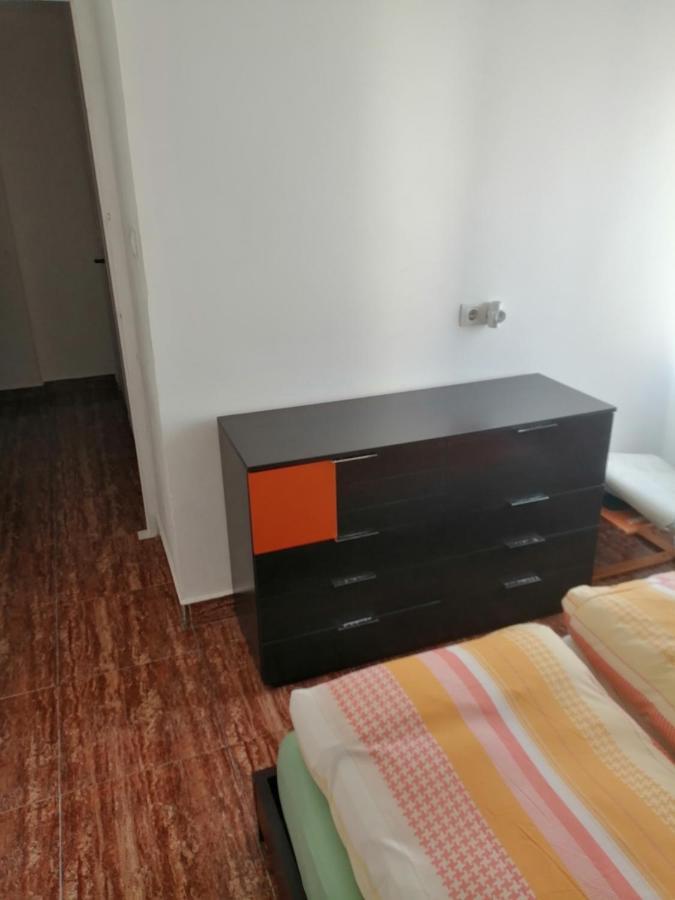 Schoene Wohnung Mit Wifi Und Parkplatz Auf Der Strasse Олива Экстерьер фото