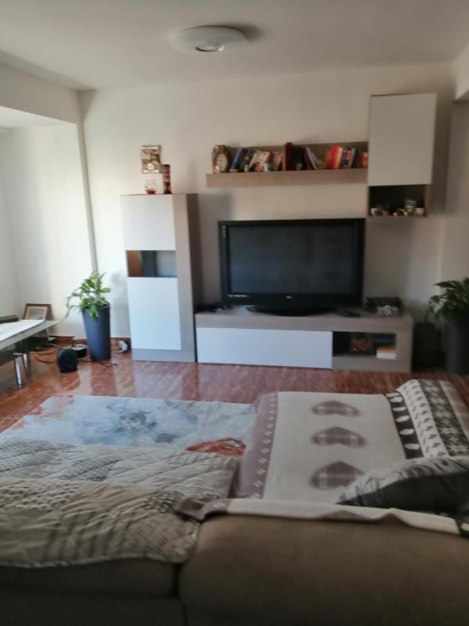 Schoene Wohnung Mit Wifi Und Parkplatz Auf Der Strasse Олива Экстерьер фото